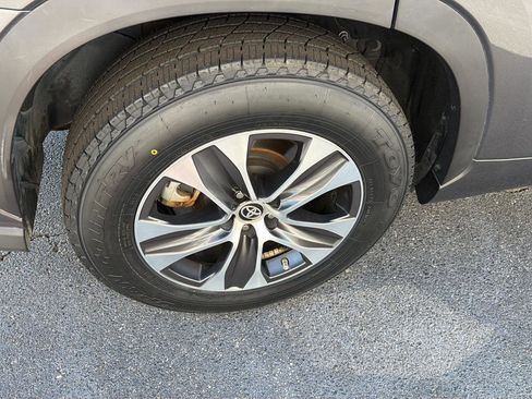 Used 2022 Toyota Highlander XLE FWD image 41