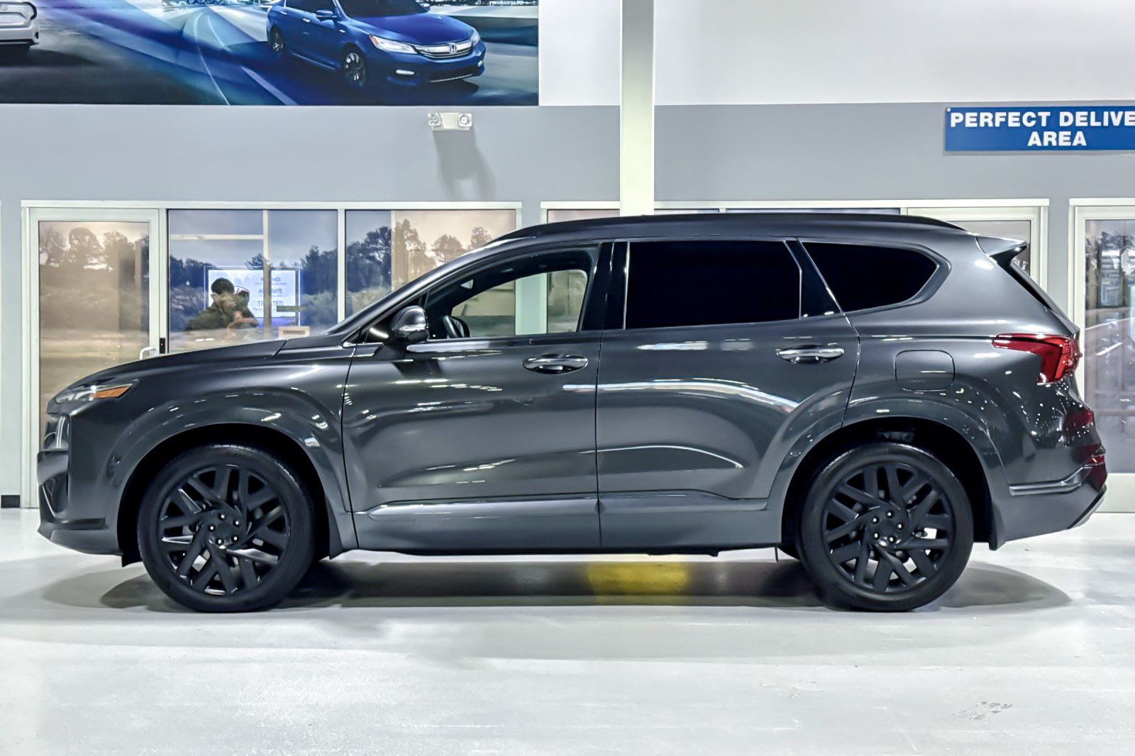 Used 2023 Hyundai Santa Fe Calligraphy FWD image 2