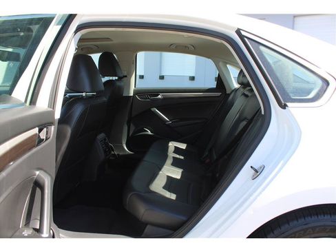 Used 2017 Volkswagen Passat 1.8T SE FWD image 12