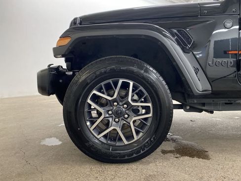 Used 2025 Jeep Wrangler Unlimited Sahara AWD/4WD image 11