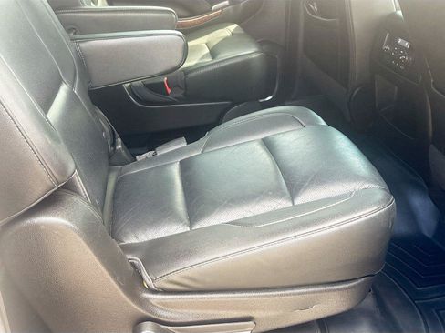 Used 2018 Chevrolet Suburban Premier RWD image 27