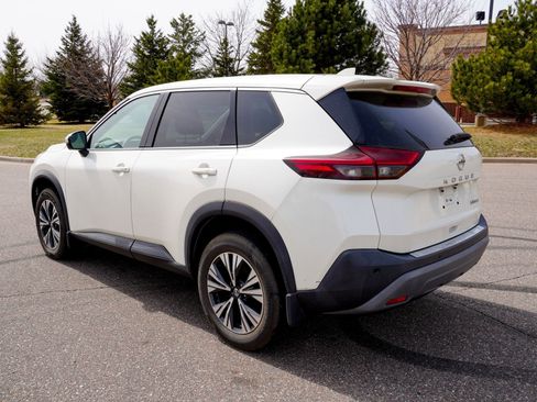 Used 2021 Nissan Rogue SV image 2