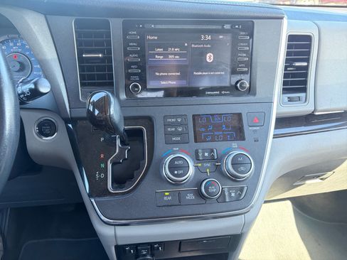 Used 2018 Toyota Sienna XLE FWD image 21