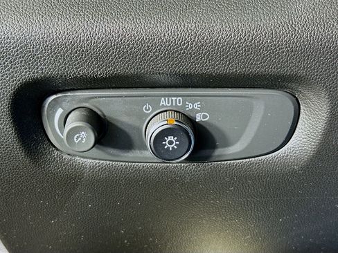 Used 2022 Chevrolet Traverse LT image 17