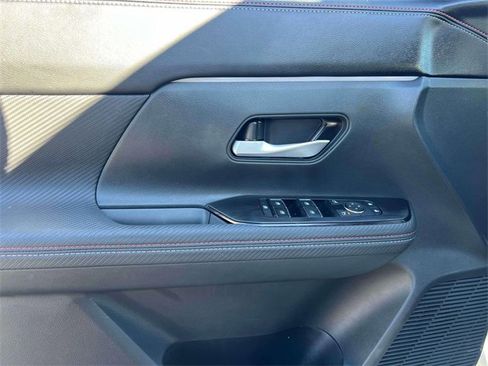 Used 2025 Nissan Kicks SR image 17