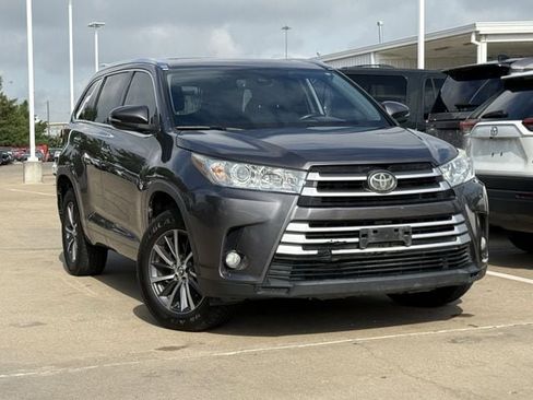 Used 2018 Toyota Highlander XLE FWD image 2