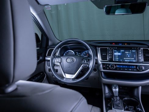 Used 2018 Toyota Highlander XLE image 15