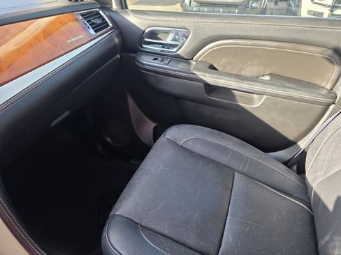 Used 2012 Cadillac Escalade Platinum RWD image 15