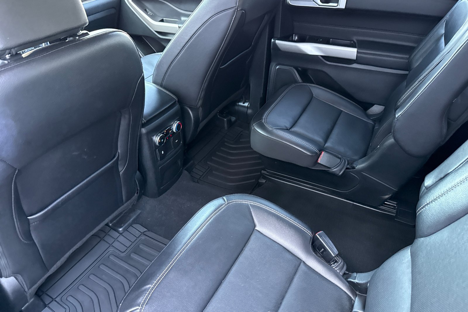 Used 2023 Ford Explorer Limited AWD/4WD image 15