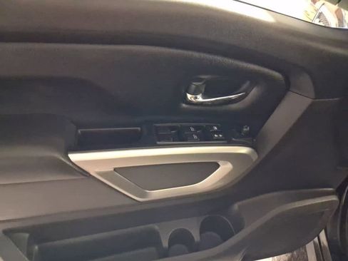 Used 2017 Nissan Titan SV image 12