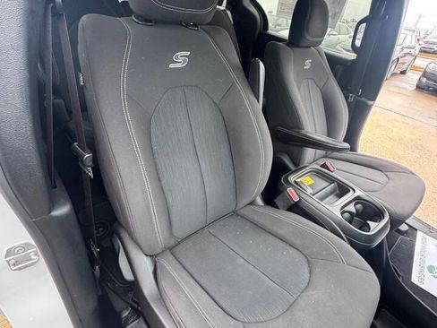 Used 2019 Chrysler Pacifica Touring Plus w/ S Appearance Package image 18