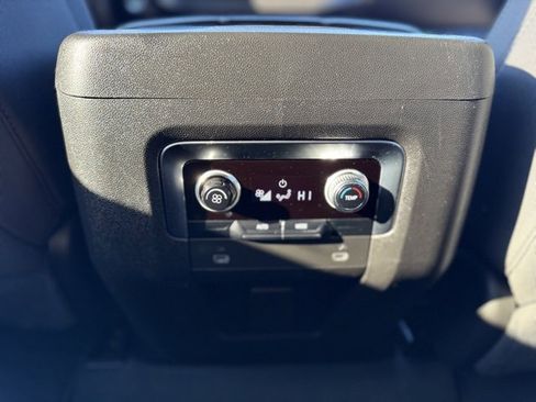 Used 2023 GMC Yukon XL SLE image 21