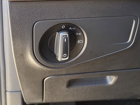 Used 2021 Volkswagen Tiguan SE w/ Panoramic Sunroof Package image 22