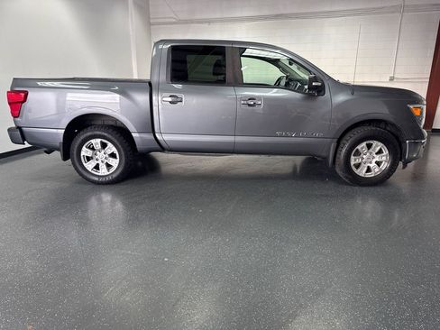 Used 2018 Nissan Titan SV w/ SV Convenience Package image 3