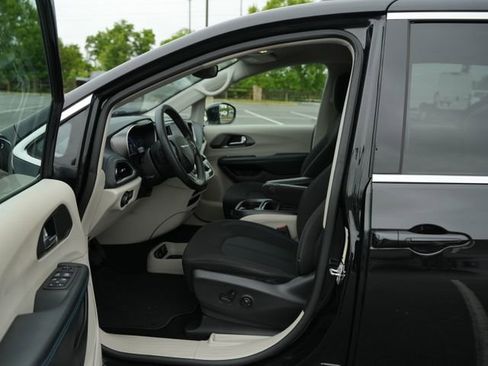 Used 2021 Chrysler Pacifica Touring FWD image 11