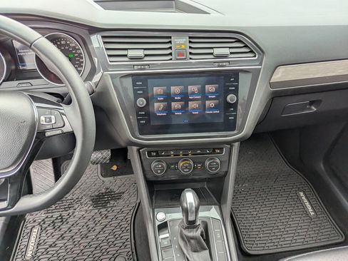 Used 2020 Volkswagen Tiguan SE w/ Panoramic Sunroof Package image 17