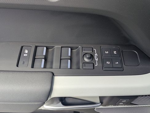 Certified 2024 Land Rover Defender 110 X-Dynamic SE AWD/4WD image 22