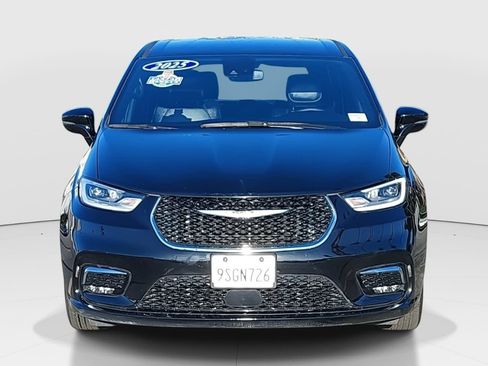 Used 2025 Chrysler Pacifica Select image 2