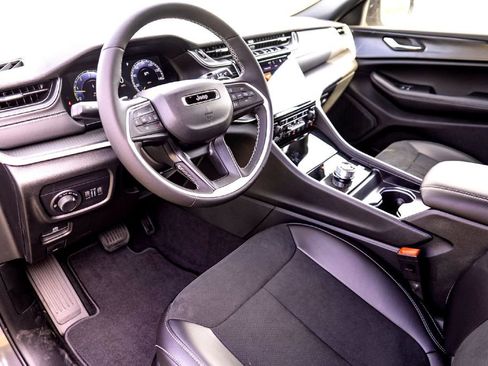 New 2025 Jeep Grand Cherokee Altitude image 10