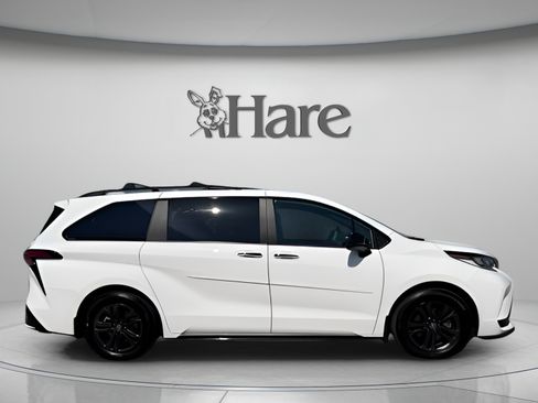 Used 2025 Toyota Sienna XSE w/ XSE Plus Package AWD/4WD image 6