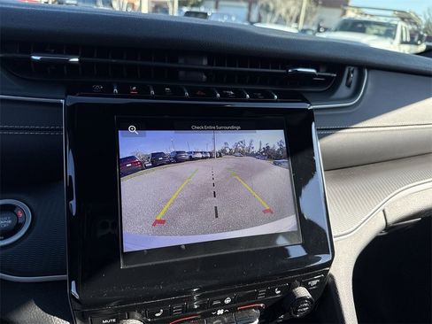 Used 2025 Jeep Grand Cherokee Altitude image 21