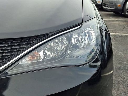 Used 2017 Chrysler Pacifica LX image 9