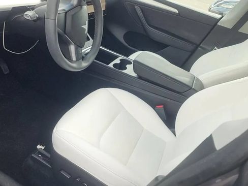 Used 2024 Tesla Model Y Long Range RWD image 4