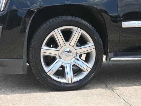 Used 2019 Cadillac Escalade Luxury RWD image 29