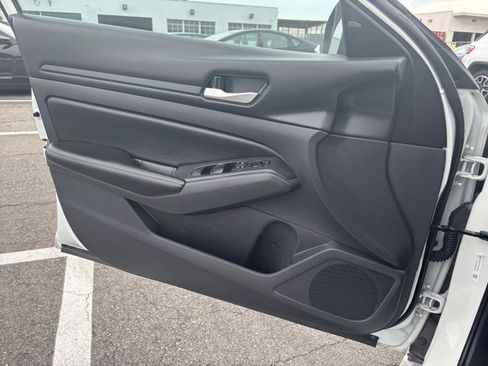 Used 2025 Nissan Altima 2.5 SV image 18