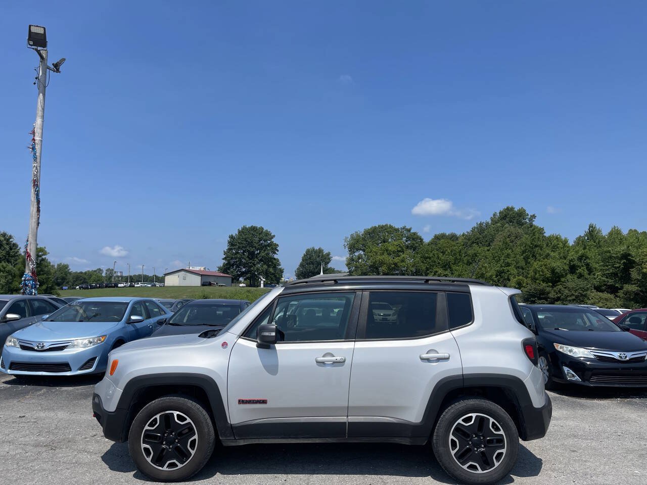 Used 2017 Jeep Renegade Trailhawk AWD/4WD image 4