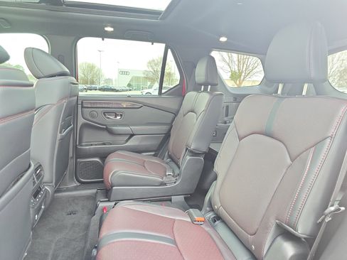 Used 2025 Honda Pilot Black Edition image 13