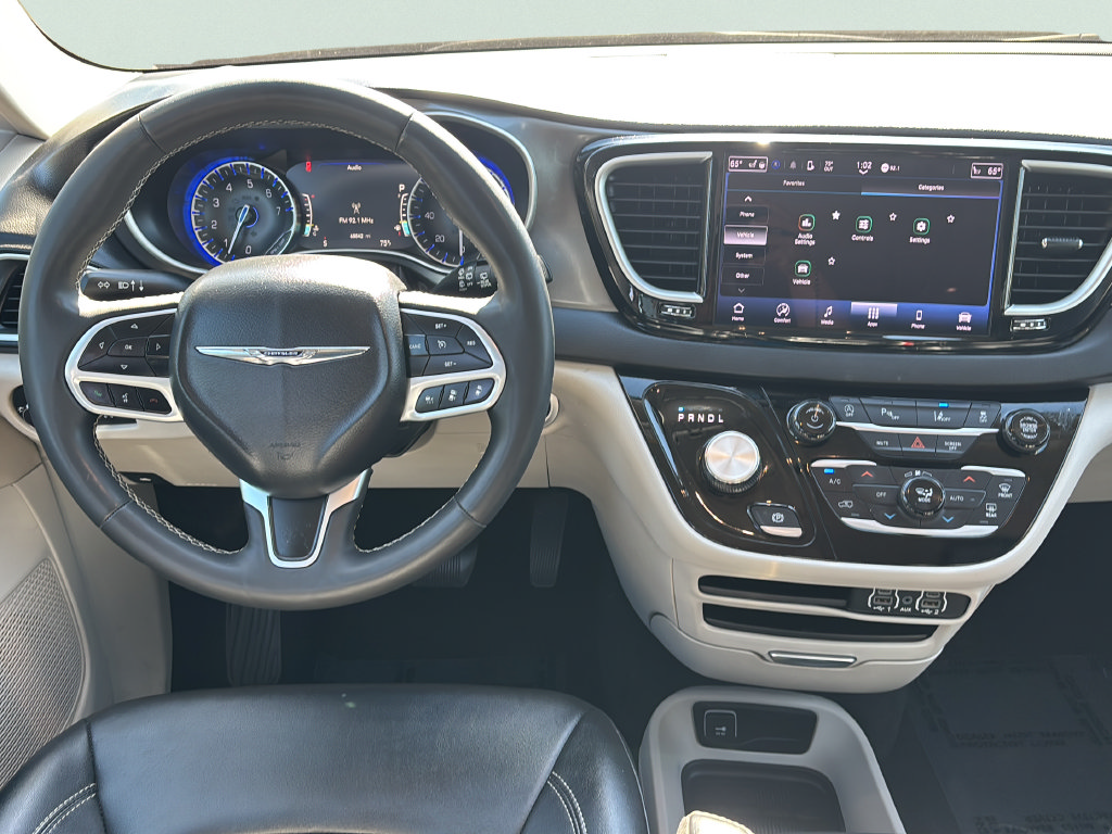 Used 2024 Chrysler Pacifica Touring-L FWD image 17