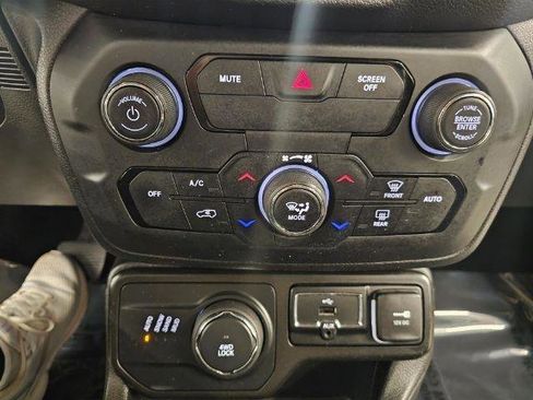 Used 2019 Jeep Renegade Latitude image 22