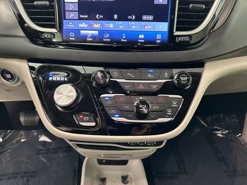 Certified 2024 Chrysler Pacifica Touring-L FWD image 30
