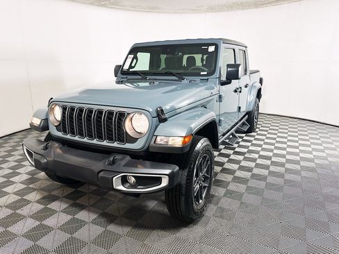 Used 2025 Jeep Gladiator Sport AWD/4WD image 7