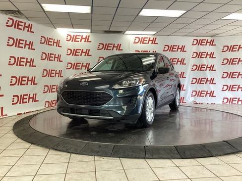 Used 2022 Ford Escape SE w/ Cold Weather Package FWD image 3