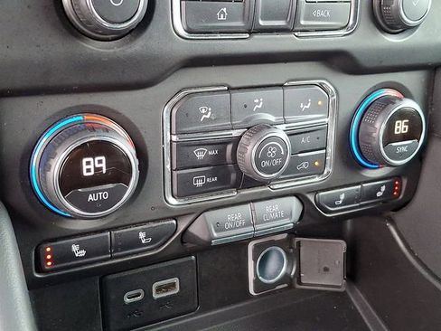 Used 2021 Chevrolet Suburban Z71 image 17