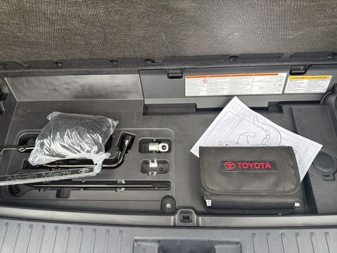 Used 2024 Toyota Highlander XLE FWD image 23