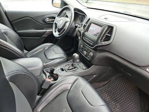 Used 2019 Jeep Cherokee Latitude Plus w/ Cold Weather Group AWD/4WD image 11