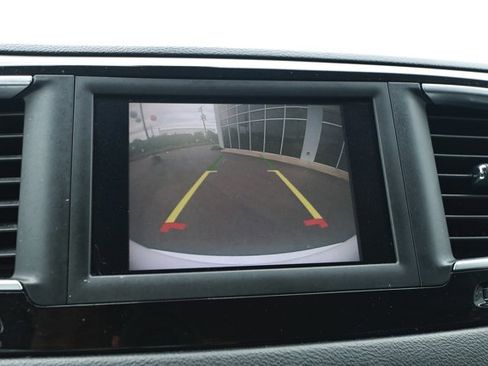 Used 2020 Chrysler Pacifica Touring-L FWD image 17
