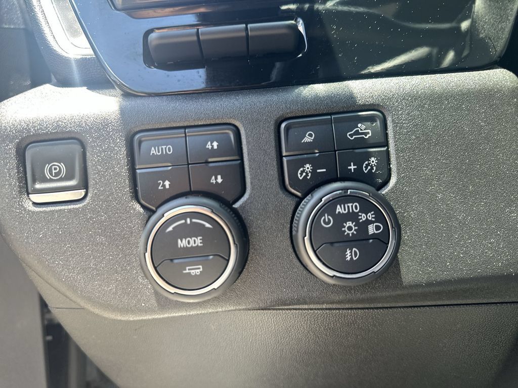 Used 2023 Chevrolet Silverado 1500 High Country w/ Technology Package AWD/4WD image 29
