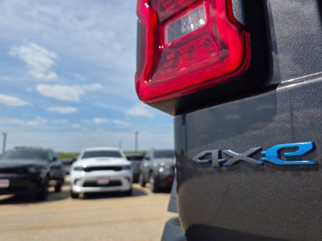 Used 2022 Jeep Wrangler Unlimited Rubicon 4xe w/ Cold Weather Group AWD/4WD image 15