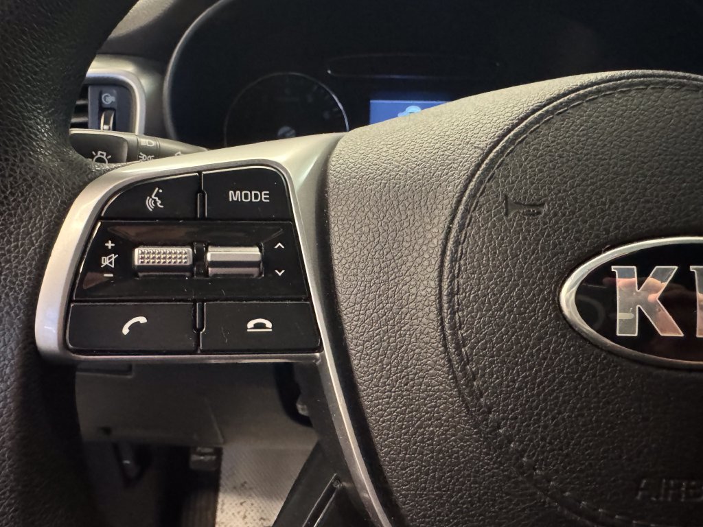 Used 2020 Kia Sorento LX AWD/4WD image 11
