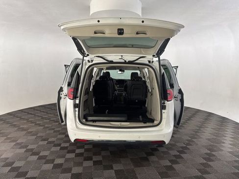Used 2024 Chrysler Pacifica Touring-L image 19