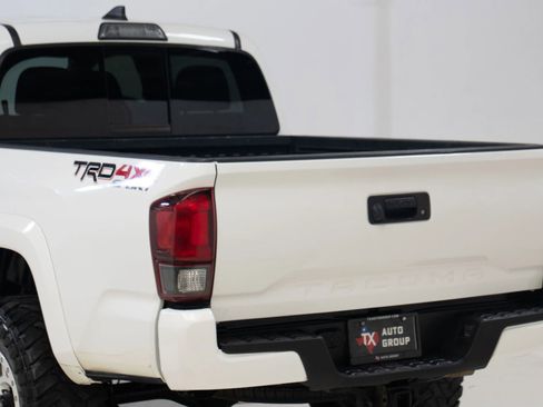 Used 2019 Toyota Tacoma TRD Sport image 12