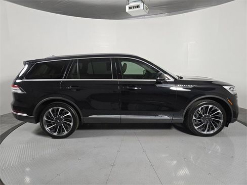 Certified 2023 Lincoln Aviator Reserve w/ Equipment Group 201A image 3