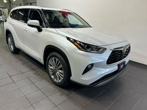 New 2026 Toyota Highlander Platinum AWD/4WD image 2