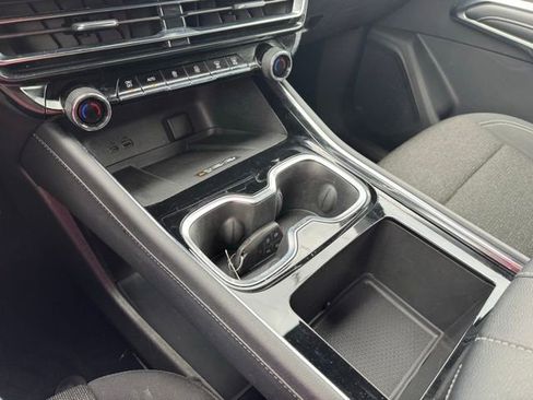 Used 2025 Chevrolet Traverse LT FWD image 11