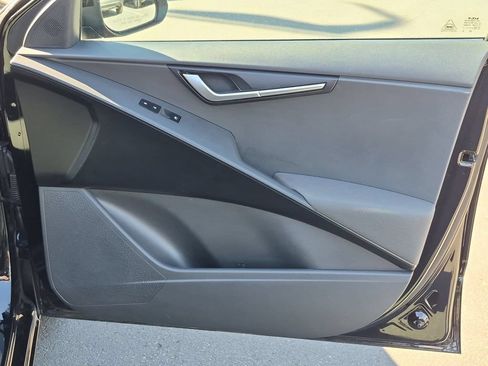 Used 2025 Kia Niro LX FWD image 33