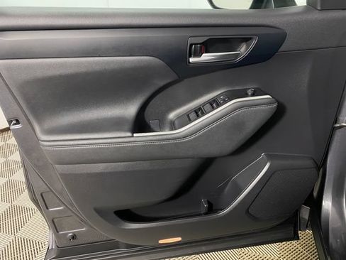 Used 2023 Toyota Highlander XLE AWD/4WD image 23